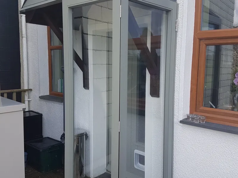 Fold-away screen